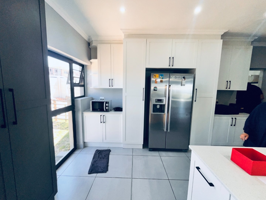 4 Bedroom Property for Sale in Wavecrest Eastern Cape